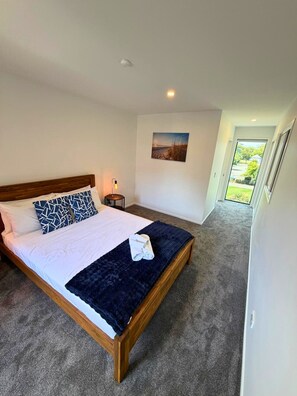 2 bedrooms, iron/ironing board, WiFi, bed sheets - Contemporary 2BR Stay Near Te Kaha (Christchurch)
