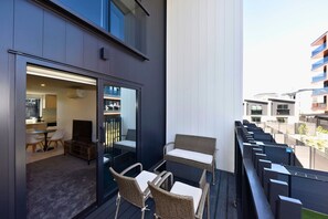 Outdoor dining - Contemporary 2BR Stay Near Te Kaha (Christchurch)
