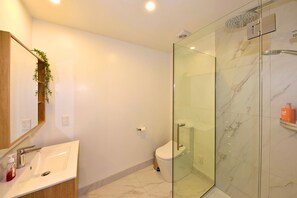 Hair dryer, towels - Stylish 2BR Retreat by Te Kaha Stadium (Christchurch)
