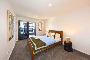 2 bedrooms, desk, iron/ironing board, WiFi - Stylish 2BR Retreat by Te Kaha Stadium (Christchurch)