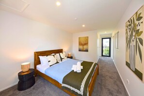 2 bedrooms, desk, iron/ironing board, WiFi