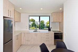 Private kitchen - Stylish 2BR Retreat by Te Kaha Stadium (Christchurch)