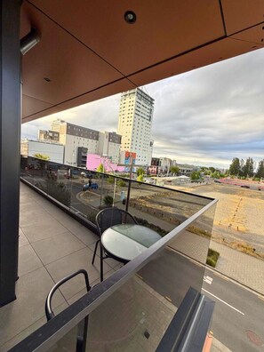 Outdoor dining - Chic Christchurch 1BR Apartment by Te Kaha Stadium (Christchurch)