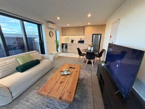 TV - Chic Christchurch 1BR Apartment by Te Kaha Stadium (Christchurch)