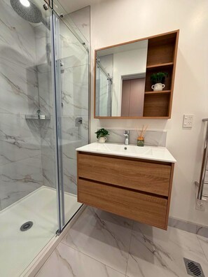 Hair dryer, towels - Chic Christchurch 1BR Apartment by Te Kaha Stadium (Christchurch)