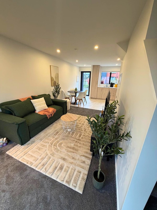 TV - Modern 2BR Townhouse by Te Kaha Stadium (Christchurch)