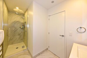 Hair dryer, towels - Bright Apartment Close to Te Kaha Stadium (Christchurch)