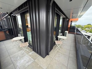 Outdoor dining - Stylish Inner-City Manchester Street Stay (Christchurch)
