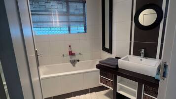 Regadera, toallas, papel de baño