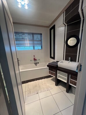 Een douche, handdoeken, toiletpapier