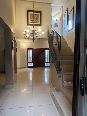 Interior - 6-bedroom bed & breakfast in awesome Sandton with AC (Sandton)