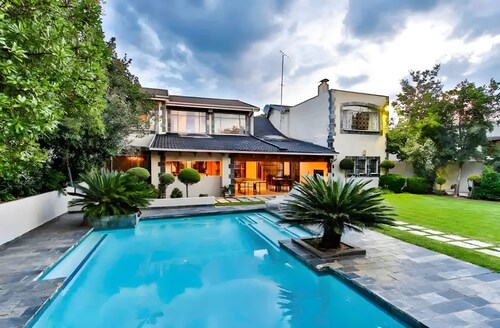 Sandton 6-Bed Luxury Retreat • Pool • AC • Perfect for Families & Groups