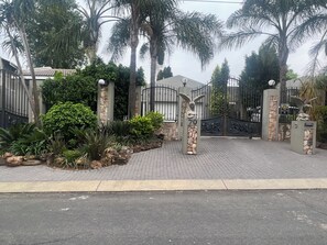 Property grounds - 6-bedroom bed & breakfast in awesome Sandton with AC (Sandton)