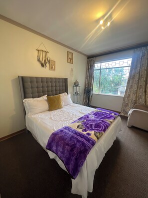 6 slaapkamers, een bureau, een strijkplank/strijkijzer, gratis wifi