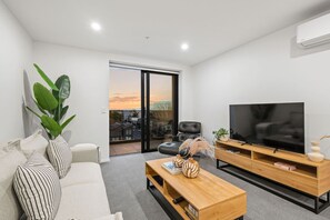 TV - 1 Bedroom Apartment near Te Kaha Stadium (Christchurch)