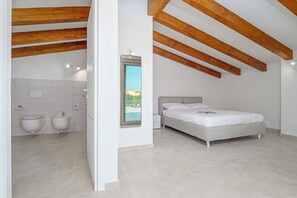 Tabla de planchar con plancha, wifi y ropa de cama 