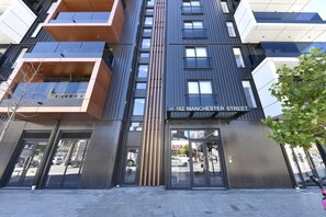 A modern building with a sign reading '162 Manchester Street.' - 2 Bedroom Delight near Te Kaha Stadium (Christchurch)