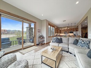 Een smart-tv, een open haard en een kantoor