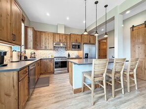 Een koelkast, een magnetron, een oven, een kookplaat