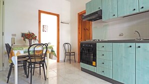 Fridge, oven, stovetop, coffee/tea maker