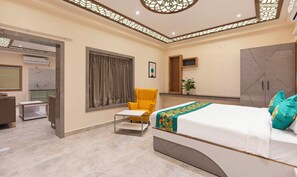 Kamar Double Premium | Meja kerja dan setrika/meja setrika