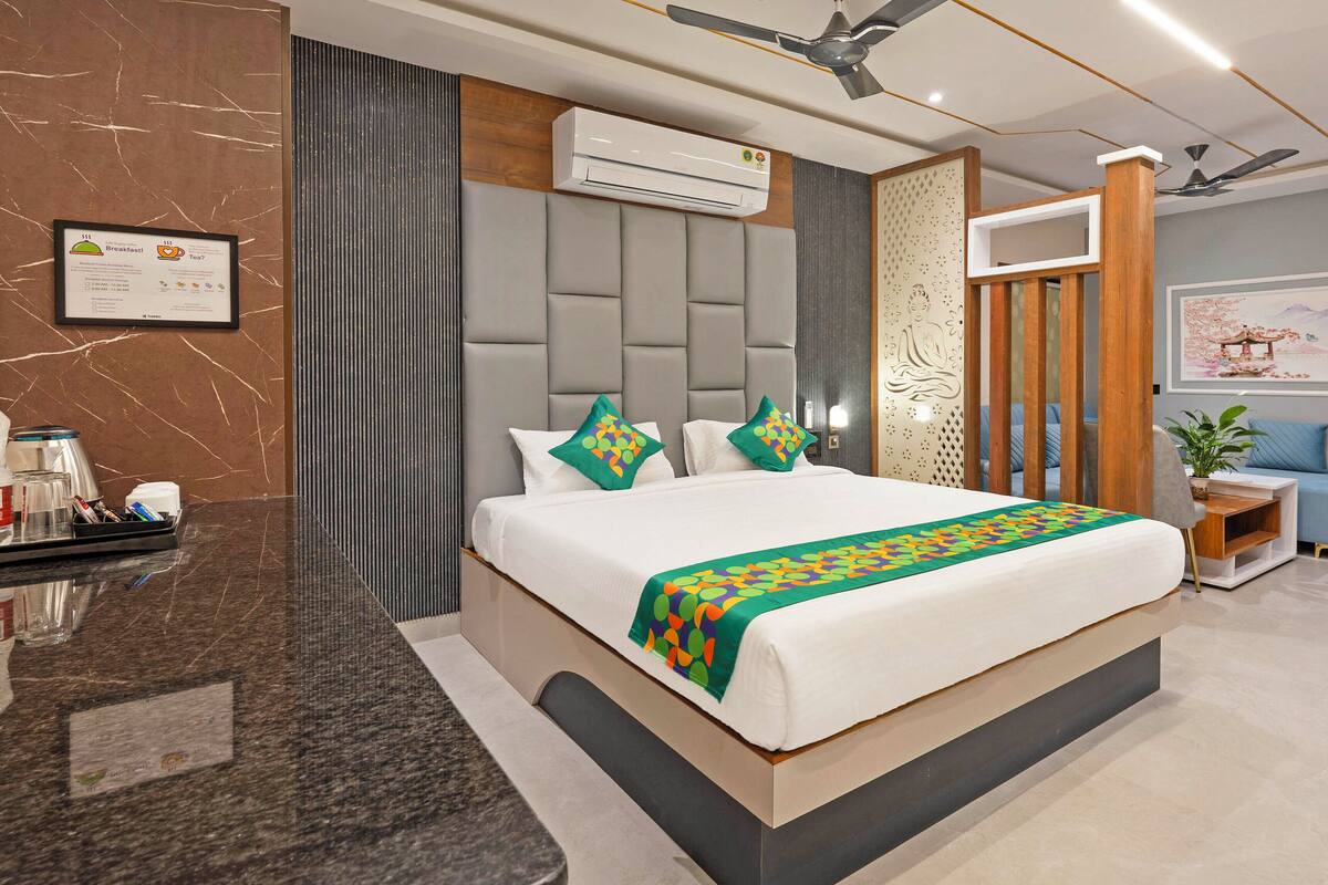 Premium Double Room | Desk, iron/ironing board