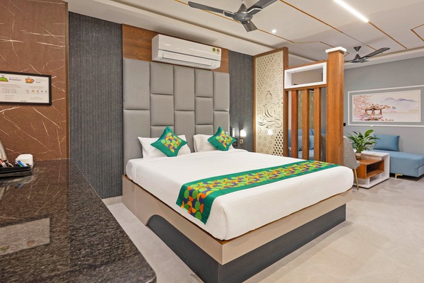 Premium Double Room | Desk, iron/ironing board