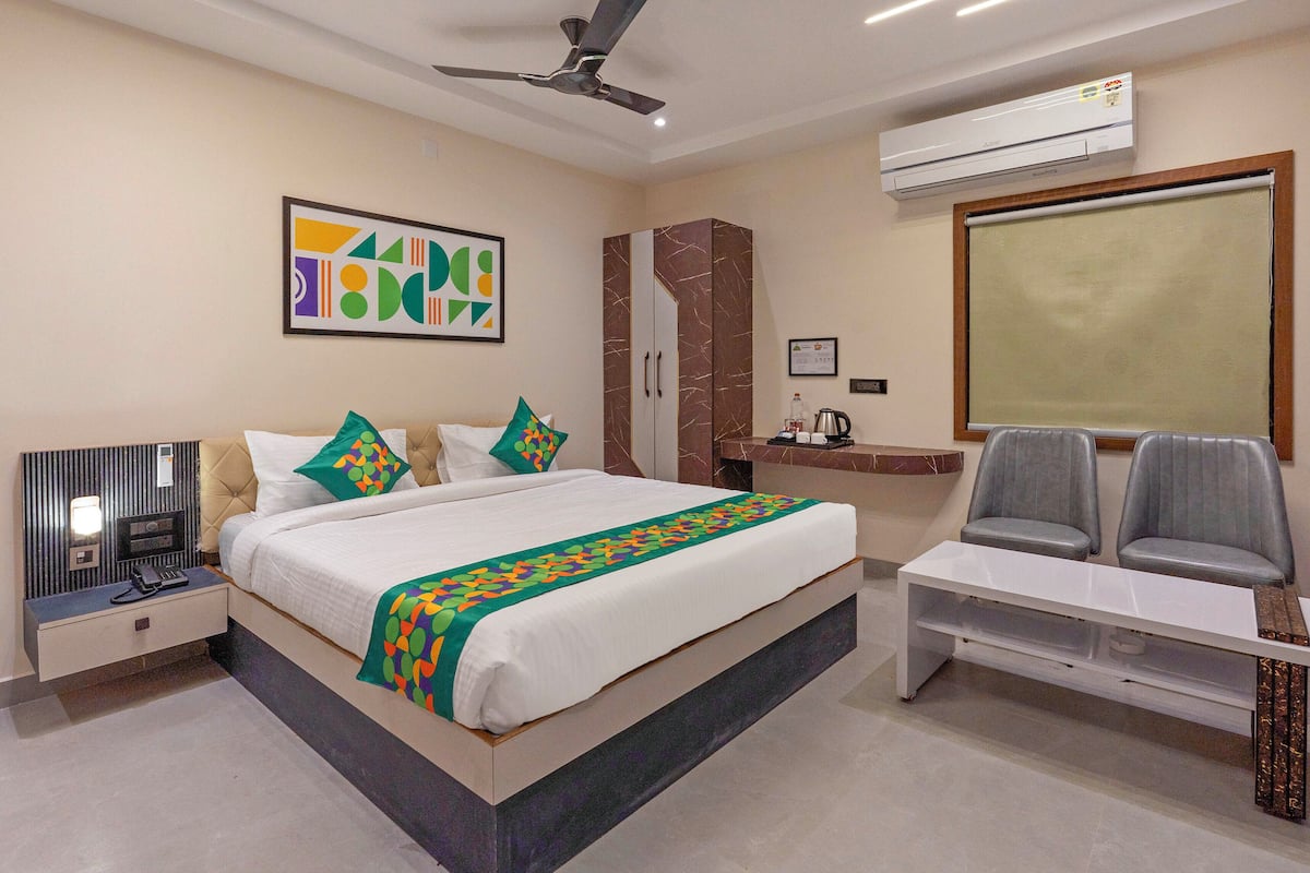 Deluxe Double Room | Desk, iron/ironing board