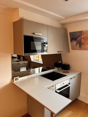 Microwave, oven, stovetop, dishwasher - Heart of Soho (London)