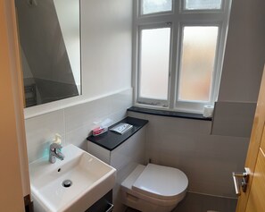 Shower, hair dryer, towels, soap - Heart of Soho (London)