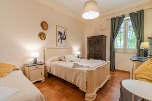 Tabla de planchar con plancha, wifi y ropa de cama 