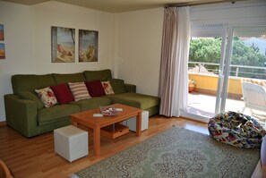 Smart TV, books, stereo - "Can Tony" - Centrally located penthouse, WiFi, Pool, Parking. (Blanes)