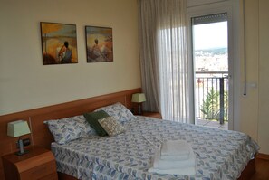 3 bedrooms, desk, iron/ironing board, free WiFi - "Can Tony" - Centrally located penthouse, WiFi, Pool, Parking. (Blanes)