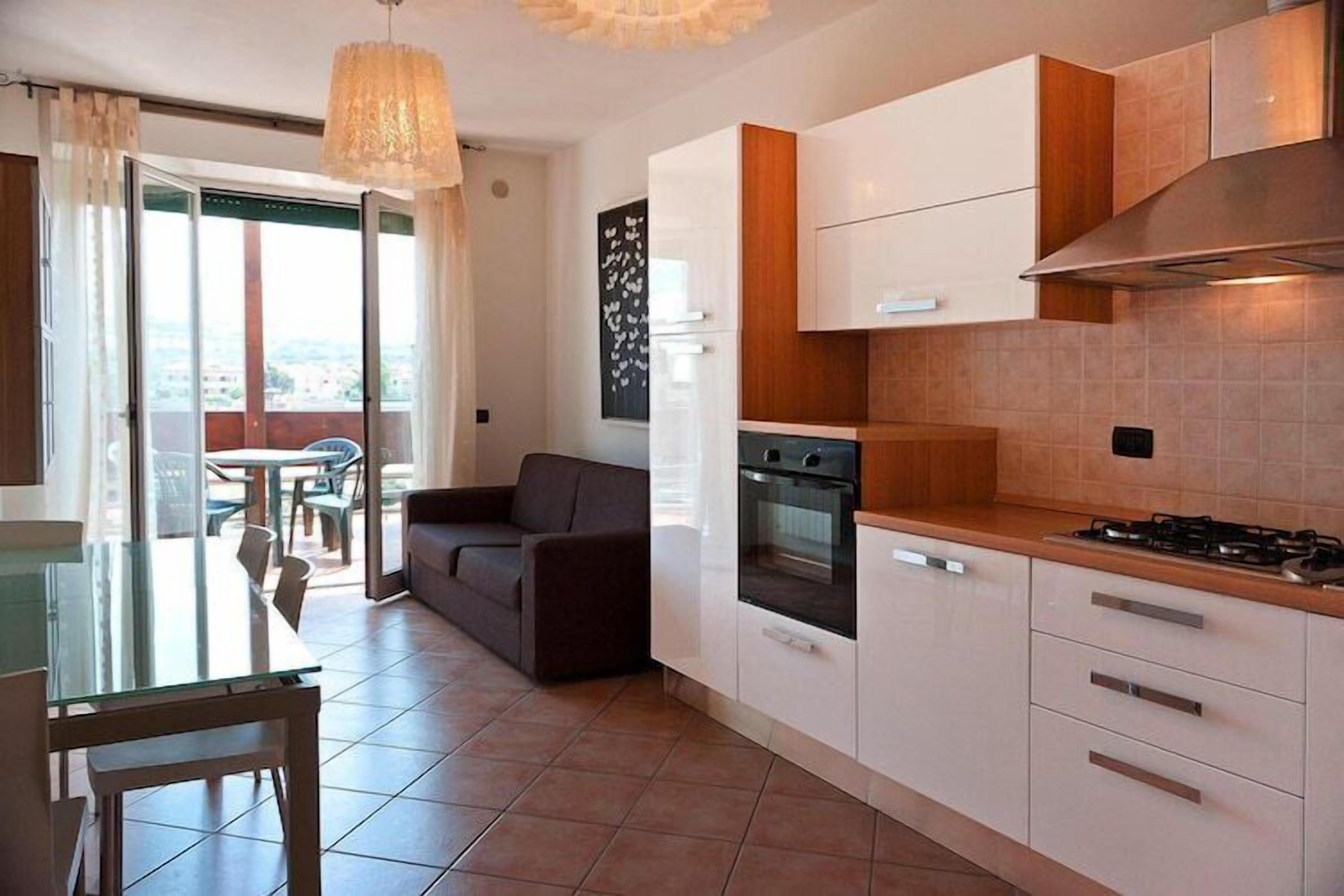 Coffee/tea maker, fridge, microwave, stovetop
