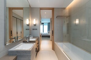 Een douche, een haardroger, handdoeken