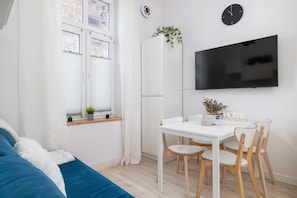Dining - Cozy Apartment with Bedroom | Close to Park | Smart TV (Kraków)