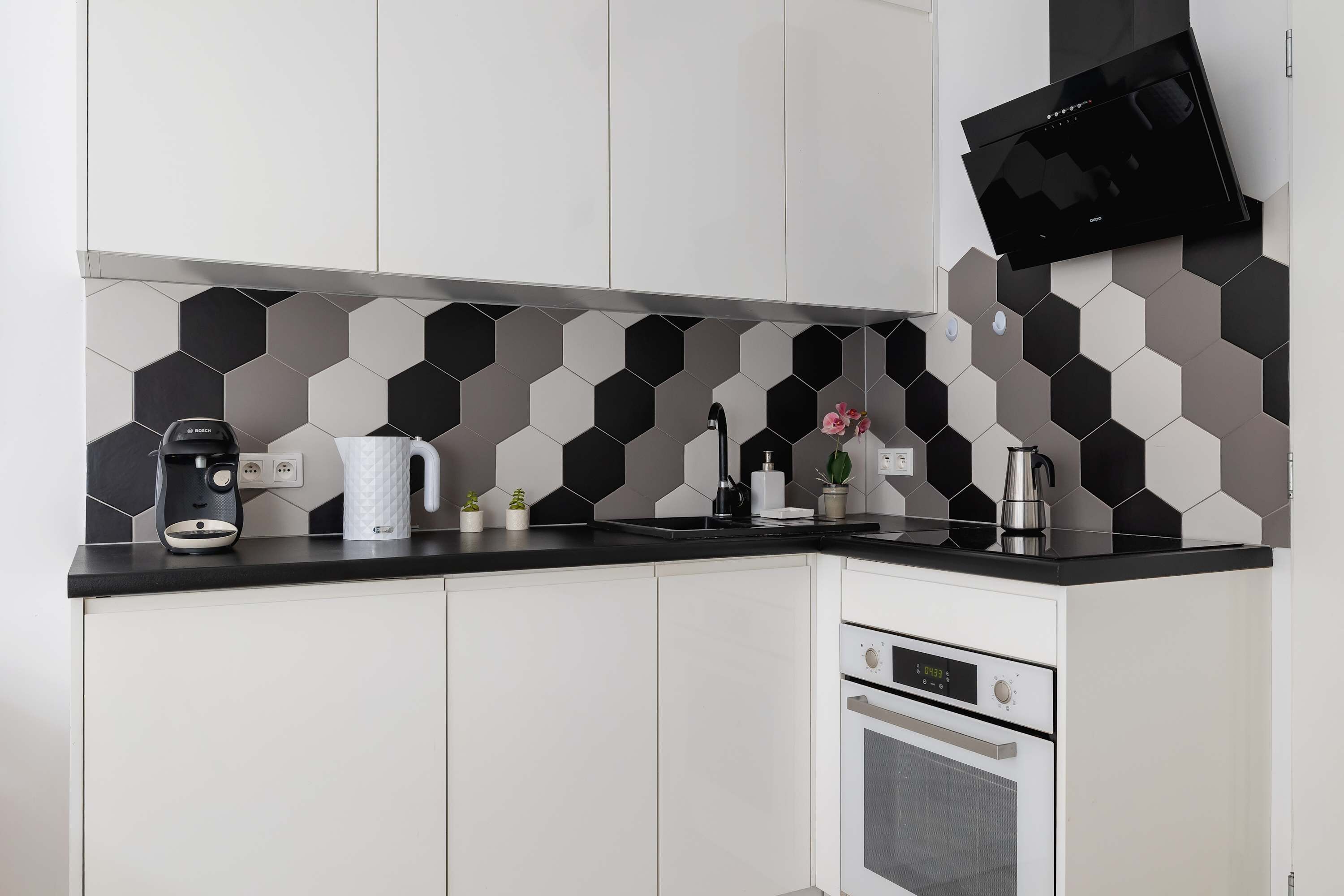 Fridge, oven, stovetop, coffee/tea maker