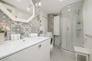 Shower, hair dryer, towels, shampoo - Cozy Apartment with Bedroom | Close to Park | Smart TV (Kraków)