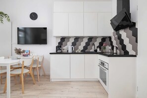 Fridge, oven, stovetop, coffee/tea maker - Cozy Apartment with Bedroom | Close to Park | Smart TV (Kraków)