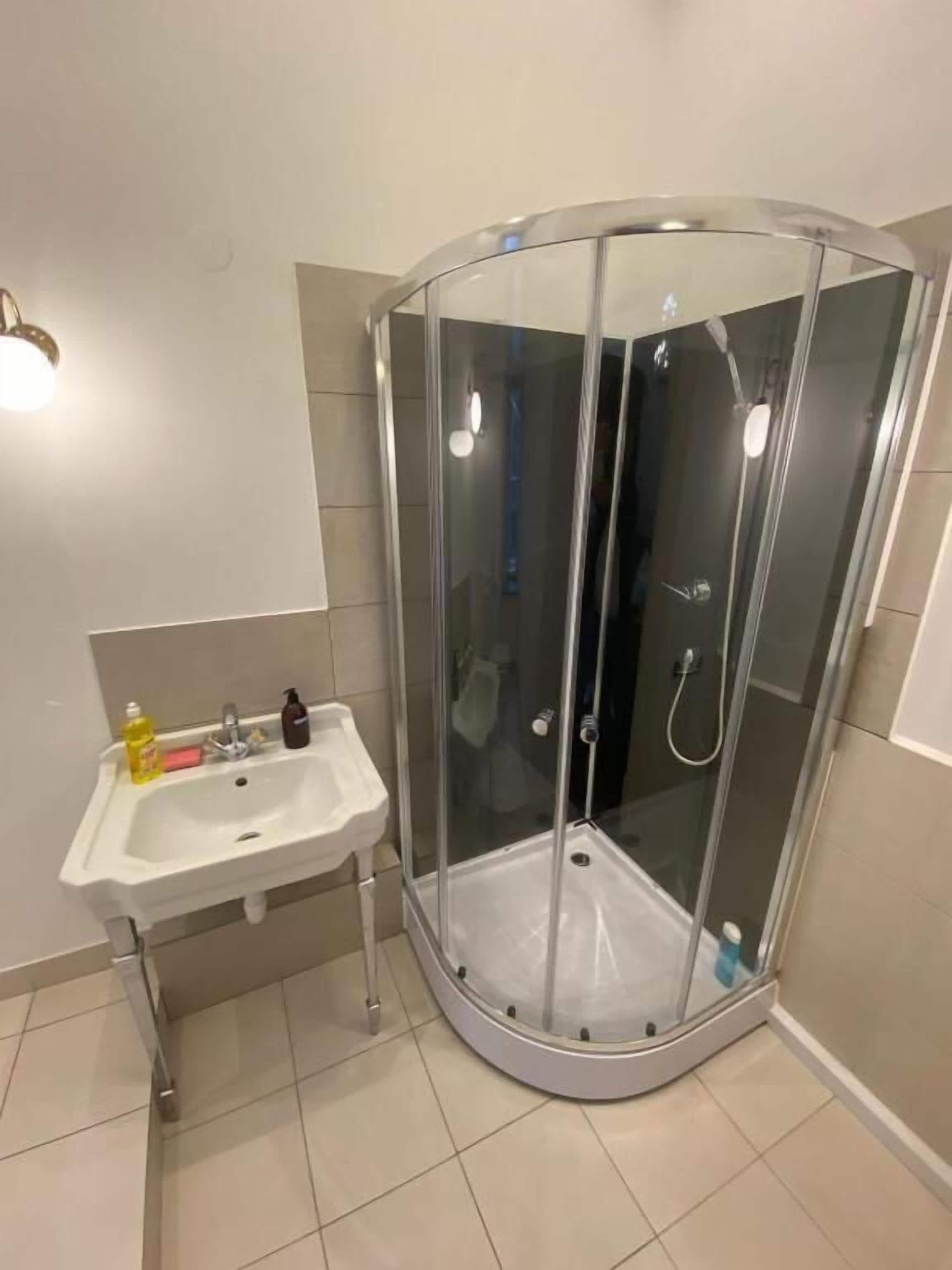 Habitación clásica doble, 1 cama doble | Baño | Secador de pelo, toallas, jabón y papel higiénico