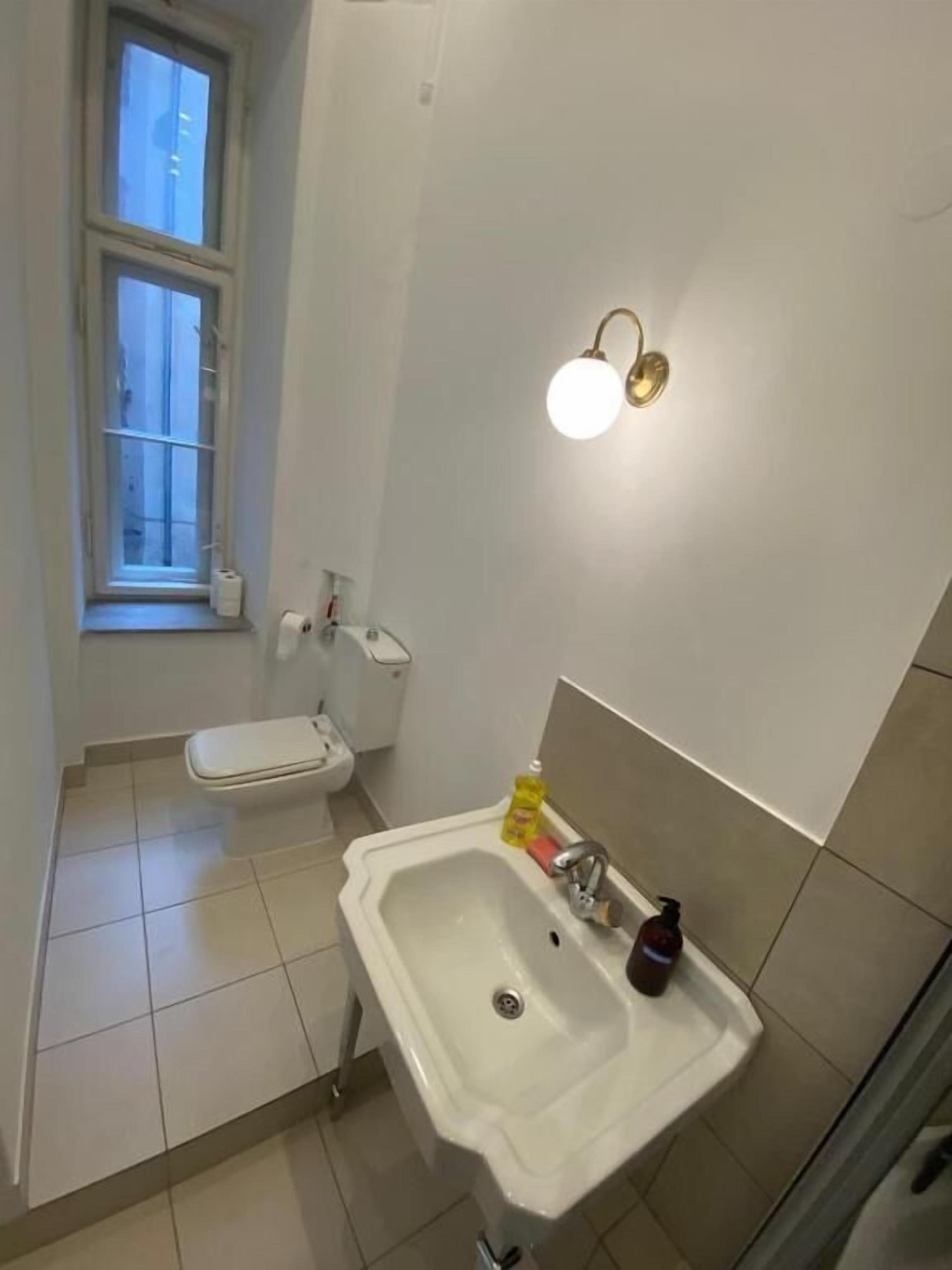 Habitación clásica doble, 1 cama doble | Baño | Secador de pelo, toallas, jabón y papel higiénico