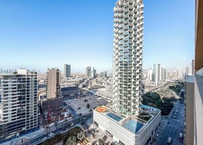 Property grounds - Free housekeeping visits during your stay - StayShort - Chic Studio Apartment in JVC Sleeps 4 (JVC)