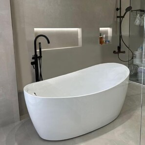 Basic Double Room | Bathroom