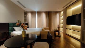 Deluxe Studio, City View | Desk, laptop workspace, free WiFi