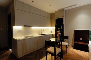 豪華開放式客房, 城市景觀 | 私人廚房 | 電冰箱、微波爐、烤箱、爐台