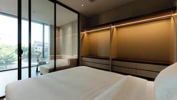 Escritorio, espacio para trabajar con laptop y wifi gratis