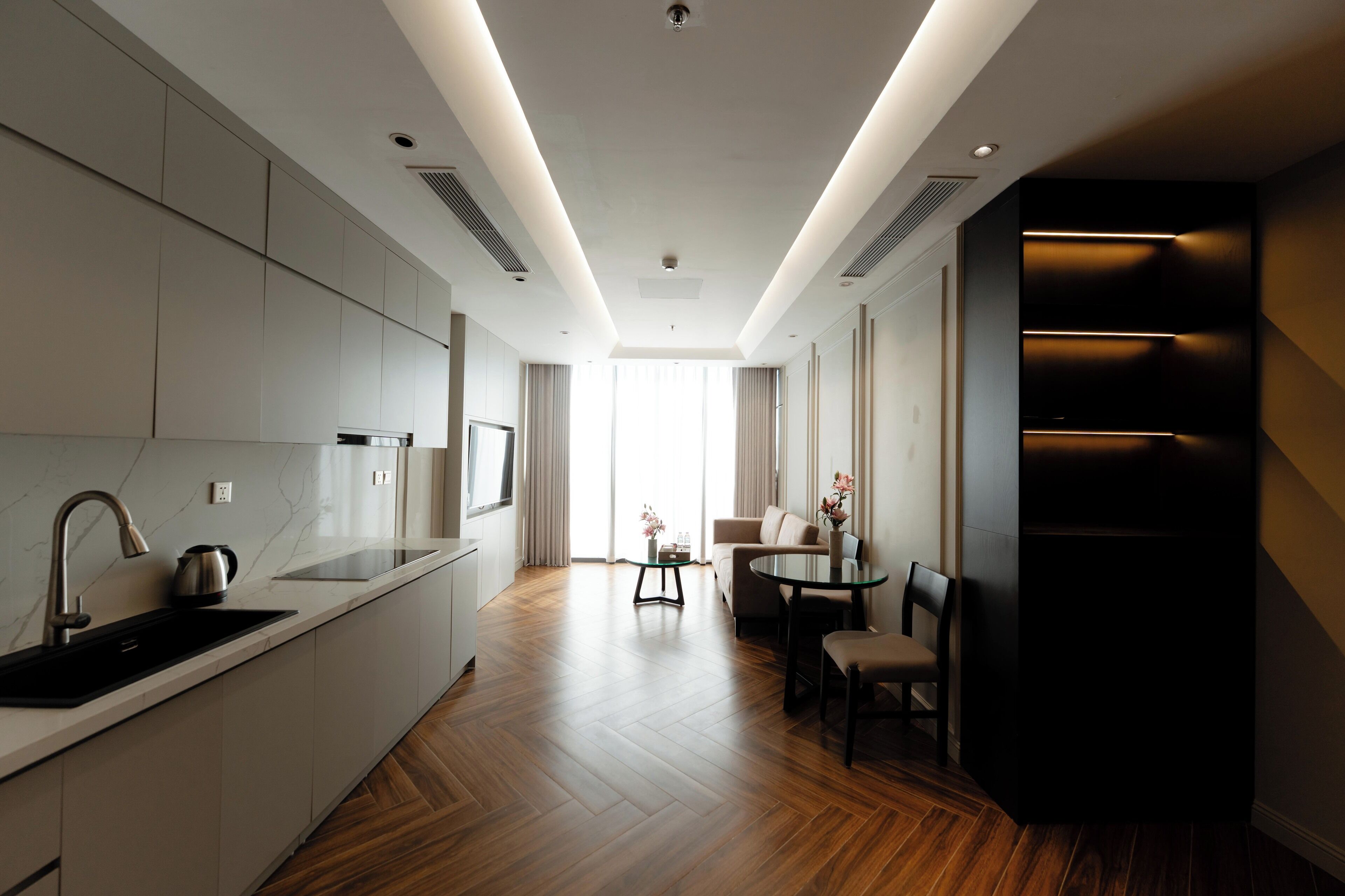 Escritorio, espacio para trabajar con laptop y wifi gratis 