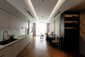 Desk, laptop workspace, free WiFi - TQ Luxury Hotel & Apartment (Ngo Quyen)