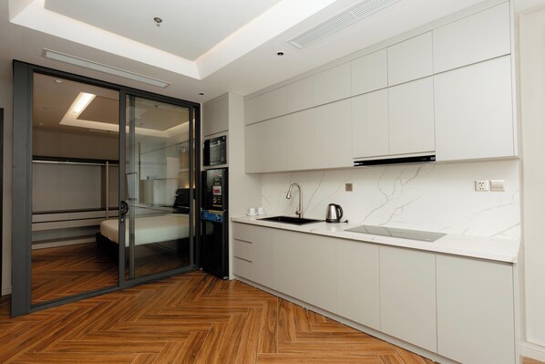 Executive Apartment, City View | Private kitchen