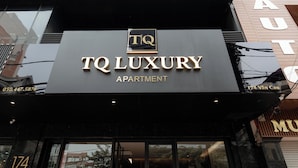 Moderni rakennus, jossa on kyltti, jossa lukee: «TQ Luxury Apartment».